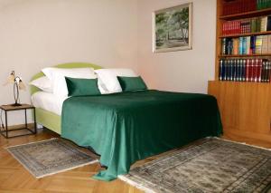 斯普利特Luxury Suite Jasmin的一间卧室配有一张带绿毯的床