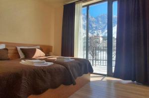 卡兹贝吉Hotel Horizon Kazbegi的山景卧室 - 带1张床