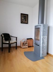 雷克桑德Dimgården的客厅配有电视和椅子