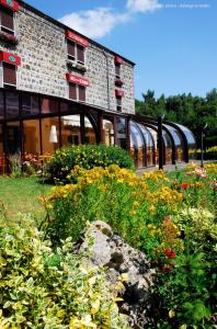 奥尔西讷飞燕酒店的前面有一堆鲜花的建筑