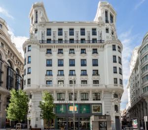 马德里Pestana CR7 Gran Vía Madrid的建筑中间的白色大建筑