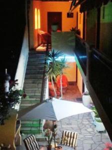 新马尔马拉斯牵牛花酒店的房屋内带遮阳伞的走廊景色