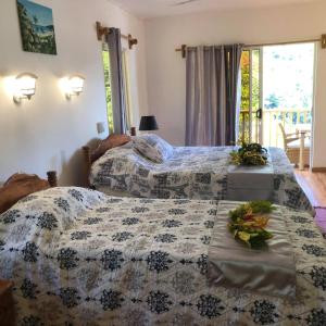 普拉兰Mirella Villa Ocean View Villa的一间卧室配有两张鲜花床。