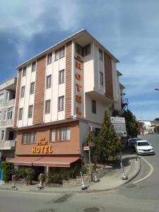 伊斯坦布尔NEW BEYLERBEYİ HOTEL的街道上标有酒店标志的酒店大楼