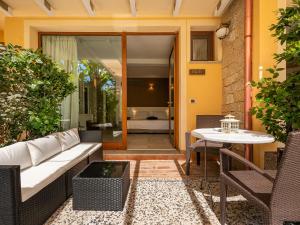 多穆斯德马里亚Giglio di Chia - Your Dream Holiday的庭院配有白色的沙发和桌子