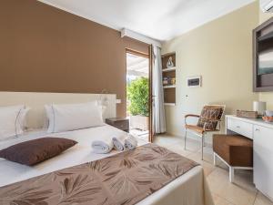 多穆斯德马里亚Giglio di Chia - Your Dream Holiday的一间卧室配有一张大床和一把椅子