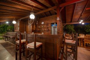 戈西克戈西克阿日安酒店的餐厅内的酒吧,设有木墙和椅子