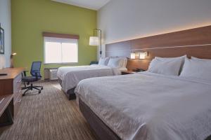 亚克朗阿克伦南机场地区快捷假日酒店及套房的酒店客房配有两张床和一张书桌