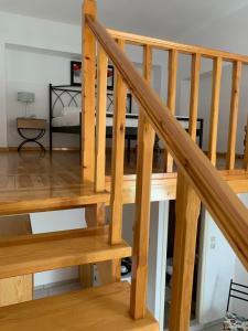 伊兹拉格拉罗斯宾馆的配有床的房间内的木楼梯