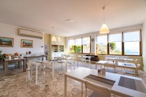 科利科丽城住宿加早餐旅馆的餐厅设有桌椅和窗户。