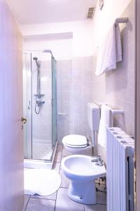 科利科丽城住宿加早餐旅馆的浴室配有卫生间、淋浴和盥洗盆。