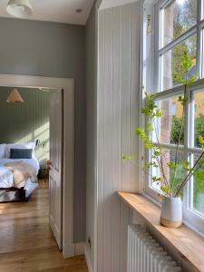 邓凯尔德The Taybank的一间卧室配有一张床和一个植物窗户