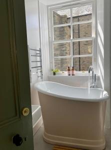 邓凯尔德The Taybank的带浴缸的浴室和窗户