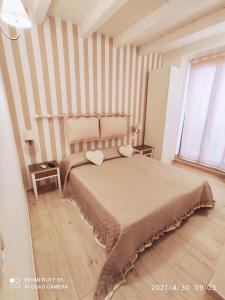 巴里德尔博尔戈安蒂住宿加早餐旅馆的一间卧室配有一张床和条纹墙