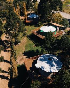 圣若阿金Solar do Oriente - Yurt Ecovillage的享有庭院内两个大型热水浴池的顶部景致