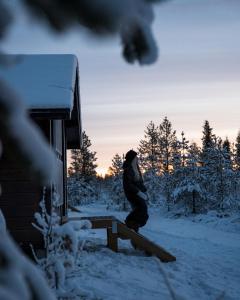 锡尔卡Polar Lights Lodge的坐在雪地长椅上的人