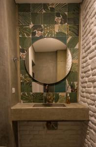 圣玛尔塔Oasis Fresh Hotel的浴室设有镜子和水槽
