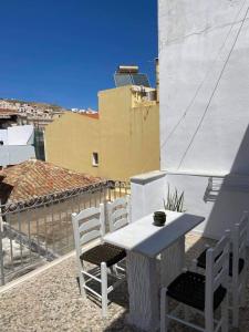埃尔莫波利斯Porto的阳台上配有白色的桌椅