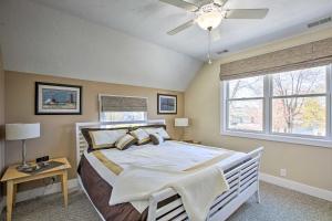 Cozy and Urban Ludington Apt about 1 Mi to Lake Michigan客房内的一张或多张床位