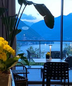 托尔诺Hotel Lago的一张桌子和椅子,享有水景