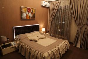 连科兰兰卡兰奢华酒店的一间卧室设有一张大床和一个窗户。