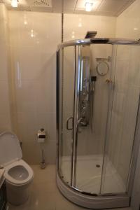 连科兰兰卡兰奢华酒店的带淋浴和卫生间的浴室