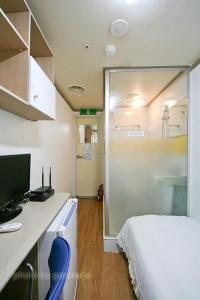 首尔Rodemhouse的一间医院间,配有床和滑动玻璃门