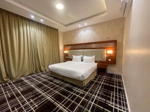 艾卜哈Shatha Abha Furnished Units的酒店客房设有一张床和一个大窗户