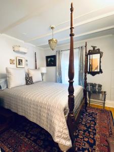 1000 Islands Bed and Breakfast-The Bulloch House客房内的一张或多张床位