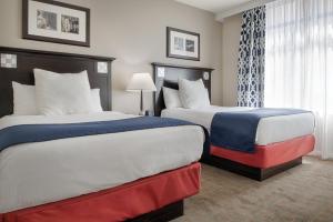 国家海港Club Wyndham National Harbor的酒店客房设有两张床和窗户。