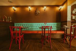 累西腓维瓦兹精品酒店的一间餐厅,里面摆放着红色的椅子和长凳