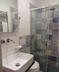 克里日亚Cecio 5 Terre Rooms的浴室配有卫生间、盥洗盆和淋浴。