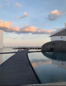 圣何塞德尔卡沃Viceroy Los Cabos Oceanview Apartment的毗邻大海的游泳池,设有一座建筑