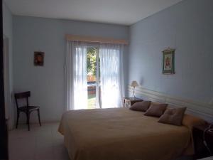 波特雷罗德洛斯弗内斯Hotel Posada Terrazas con pileta climatizada的一间卧室设有一张大床和一个窗户。