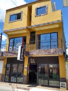 拉特瓦伊达Tesoro Andino的前面有铁门的黄色建筑