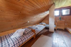 StahovicaChalet Neza Velika Planina的木天花板上设有两张床的房间