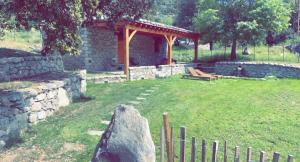 OmessaLa bergerie du Chêne的庭院里带长凳的石头建筑