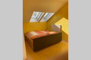 克拉根福Urlaub machen wo andere arbeiten :)的一间带床的卧室,位于带窗户的房间内