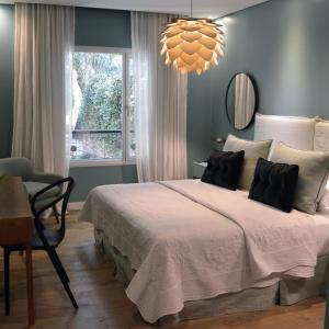圣伊西德罗伊斯德罗维拉Spa及精品酒店的一间卧室配有一张大床和一个吊灯。