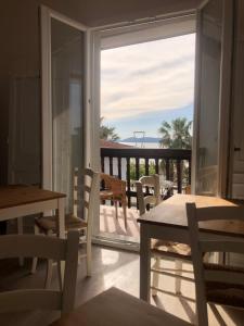 阿尔盖罗Il Faro di Alghero的阳台配有桌椅,享有海景。