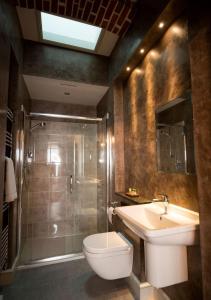 奇切斯特East Walls Hotel的浴室配有卫生间、盥洗盆和淋浴。