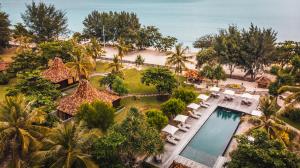 吉利特拉旺安德萨度尼亚贝达度假酒店的享有度假胜地的空中景致,设有游泳池和海滩