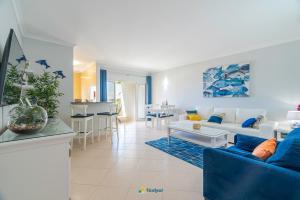 阿尔沃尔Vila da Praia - Apartamento Viva Local的客厅配有沙发和桌子