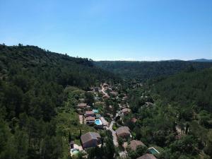 Vins-sur-CaramyVilla Tiki的森林中村庄的空中景观