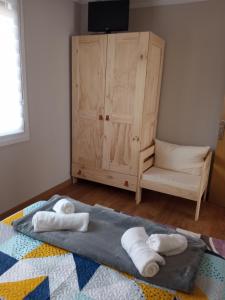 略迪奥Eguretxea的一间房间,床上配有两条毛巾,还有橱柜