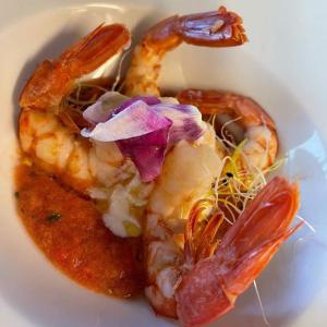 坎皮奥内·德尔·加尔达"La Locanda" Campione del Garda的含有虾和其他食物的食品