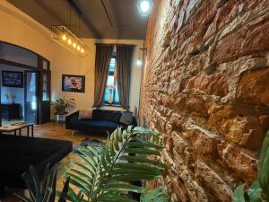 Apartament Podcienie z tarasem Bielsko-Biała Old Town的电视和/或娱乐中心