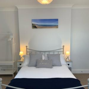 惠特比Seaspray Boutique Whitby Apartment的卧室配有带枕头的大型白色床