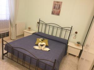 奥里斯塔诺Casa Marcy的一间卧室配有一张床,上面有两条毛巾