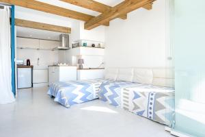 拉梅特拉·德·玛尔Hauzify I Loft Brisa del Mar的一间白色卧室,配有床和厨房
